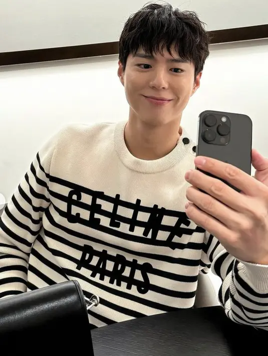 Dengan aksen typography, Park Bogum hadirkan gaya minimalis yang stylish. [Foto: Instagram/BogumPark]
