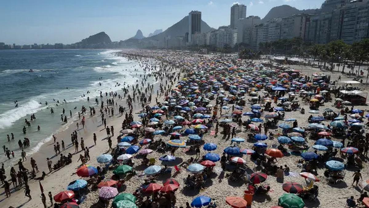 Cuaca Panas, Ribuan Orang Serbu Pantai Copacabana Brasil