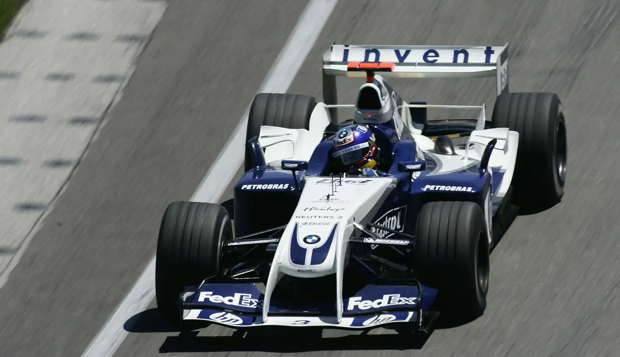 Juan Pablo Montoya juga mengalami mogok mobil sebelum start pada GP Amerika Serikat tahun 2004. Ia lalu berganti mobil dan berhasil kembali ke barisan depan balapan. Nahas, Ia harus terkena bendera hitam ketika sudah mencapai lap ke-57 akibat tindakannya di awal balapan. (Foto: AFP/Pool/Clive Mason)