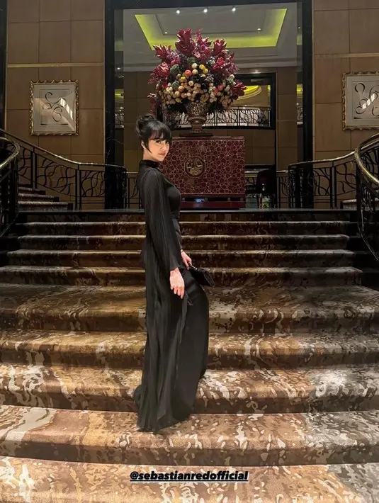 Terlihat pula Anya Geraldine yang tampil anggun dengan gaun hitam panjang berkerah turtleneck. [@anyageraldine].