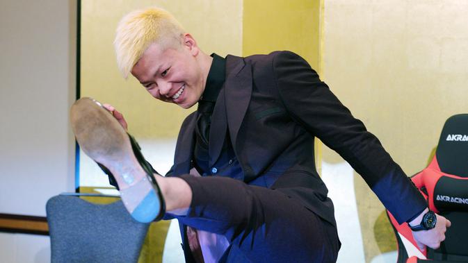 Kickboxer Jepang Tenshin Nasukawa menunjukkan aksinya usai konferensi pers di Tokyo (29/12). Nasukawa akan melawan Floyd Mayweather Jr dalam pertandingan eksibisi tiga putaran di Jepang pada Malam Tahun Baru. (AP Photo/Eugene Hoshiko)
