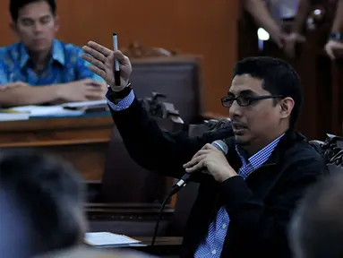 Zainal Arifin Mochtar saat menjadi saksi di praperadilan Budi Gunawan. Zainal Arifin Mochtar dihadirkan menjadi saksi ahli oleh kuasa hukum KPK, Pengadilan Negeri Jakarta Selatan, Jumat (13/2/2015). (Liputan6.com/Johan Tallo)