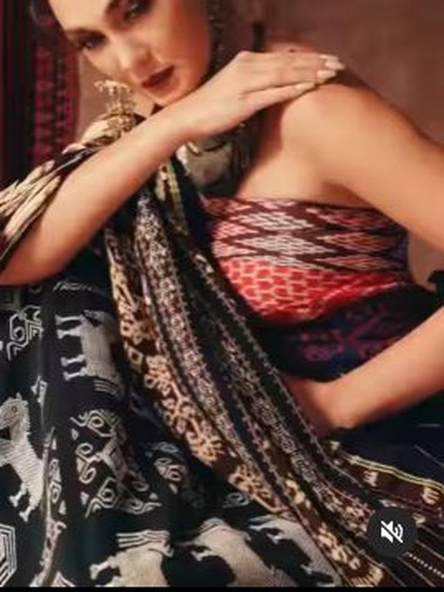 Kain khas Lombok, Nusa Tenggara Barat menjadi pilihan Luna Maya untuk dipakai. Tentunya pakaian ini sudah mengalami modifikasi. (Foto: Instagram/@bubahalfian)