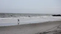 Penjaga pantai menarik korban berusia 50 tahun dari perairan dekat Beach 59th St. pada pukul 17:50 karena menderita gigitan di kaki kirinya.  (Spencer Platt/Getty Images/AFP)