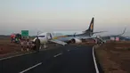 Sebuah pesawat maskapai India, Jet Airways, tergelincir saat akan lepas landas dari Bandara Dabolim di Goa, India, Selasa (27/12). Sedikitnya 15 orang mengalami luka-luka dalam insiden ini. (Indian Navy/Indian Ministry of Defence/Handout via REUTERS)