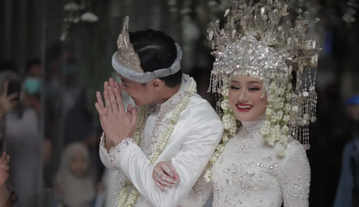 "Kami insya allah siap menikahkan puteri kami dengan ananda. Semoga akad nikah akan berjalan sesuai dengan yang kita rencanakan bersama," timpal perwakilan dari keluarga Dinda Hauw. (Management Dinda Hauw)