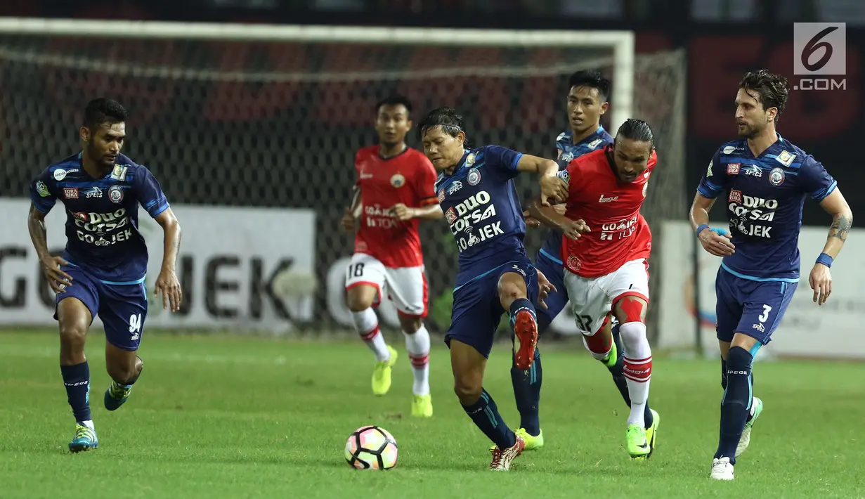 Gelandang Arema FC, Adam Alis Setyano (ketiga kiri) berebut bola dengan pemain Persija Rohit Chand dilanjutan Liga 1 Indonesia di Stadion Patriot Candrabhaga, Bekasi, Jumat (2/6). Persija unggul 2-0 atas Arema FC. (Liputan6.com/Helmi Fithriansyah)