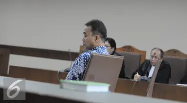 Panitera Pengadilan Negeri Jakarta Pusat, Edy Nasution menjalani sidang tuntutan terkait kasus suap di Pengadilan Tipikor, Jakarta, Senin (21/11). Setelah dibacakan isi tuntutan setebal 284 halaman,  Edy terbukti menerima suap. (Liputan6.com/Helmi Afandi)