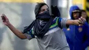 Rekaman kamera keamanan tentang perampokan diputar di seluruh stasiun televisi sepanjang hari. (AP Photo/Natacha Pisarenko)