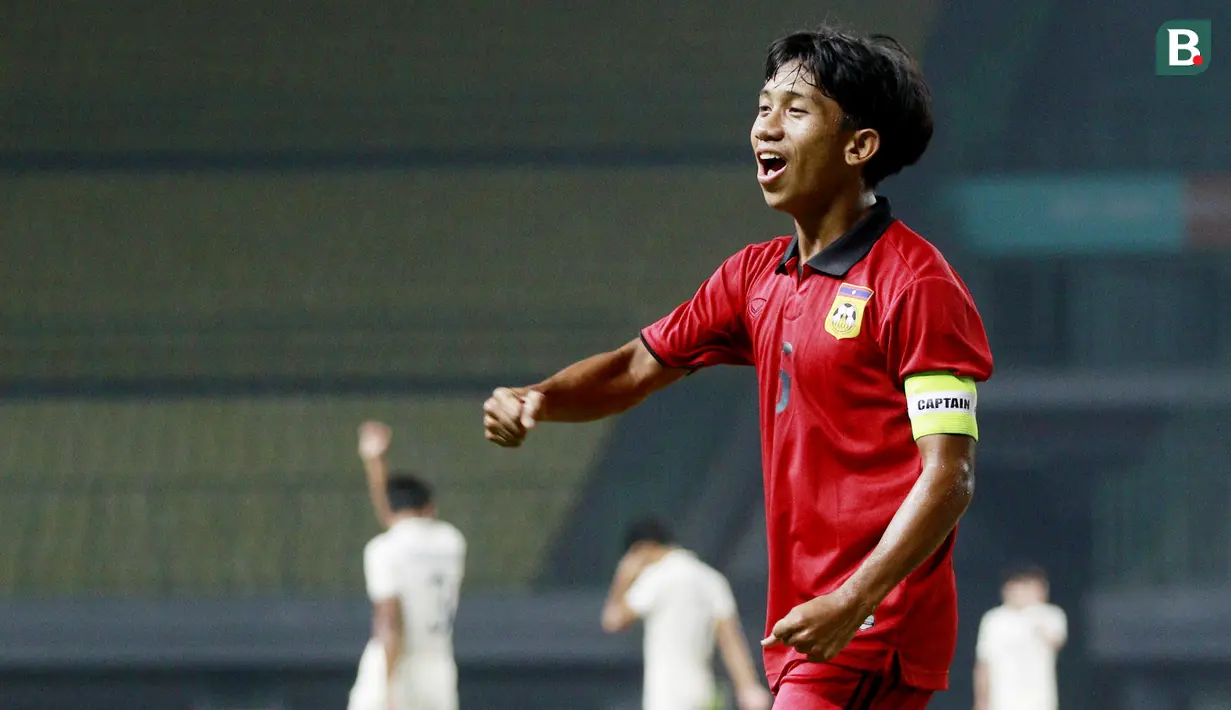 Pemain Laos U-19, Chanthavixay Khounthoumphone, merayakan kemenangan atas Thailand U-19 pada laga semifinal Piala AFF U-19 2022 di Stadion Patriot Candrabhaga, Bekasi, Rabu (13/7/2022). (Bola.com/M Iqbal Ichsan)
