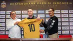 Pemain Belgia berdarah Indonesia, Radja Nainggolan (tengah) dikenalkan sebagai rekrutan baru Bhayangkara FC untuk putaran kedua BRI Liga 1 2023/2024 oleh Chief Opertaing Officer (COO) Bhayangkara FC, Sumardji (kiri), dan Direktur Utama Bhayangkara FC, Agus Rumekso Carel yang berlangsung di Ruang Konferensi Pers Stadion Utama Gelora Bung Karno (SUGBK), Senayan, Jakarta, Senin (04/12/2023). (Bola.com/Bagaskara Lauardi)