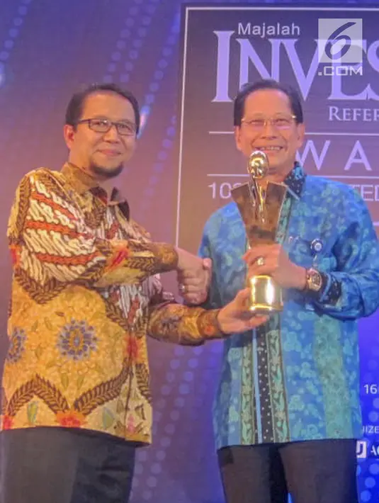 Presdir BCA Jahja Setiaatmadja (kanan) menerima penghargaan Emiten Terbaik 2019 untuk Top Performing Listed Companies 2019 dalam Investor Awards 2019 di Jakarta, Kamis (16/5). BCA diapresiasi sebagai bank yang berhasil menjaga kinerja bisnis dan terbukti unggul. (Liputan6.com/HO/Eko)