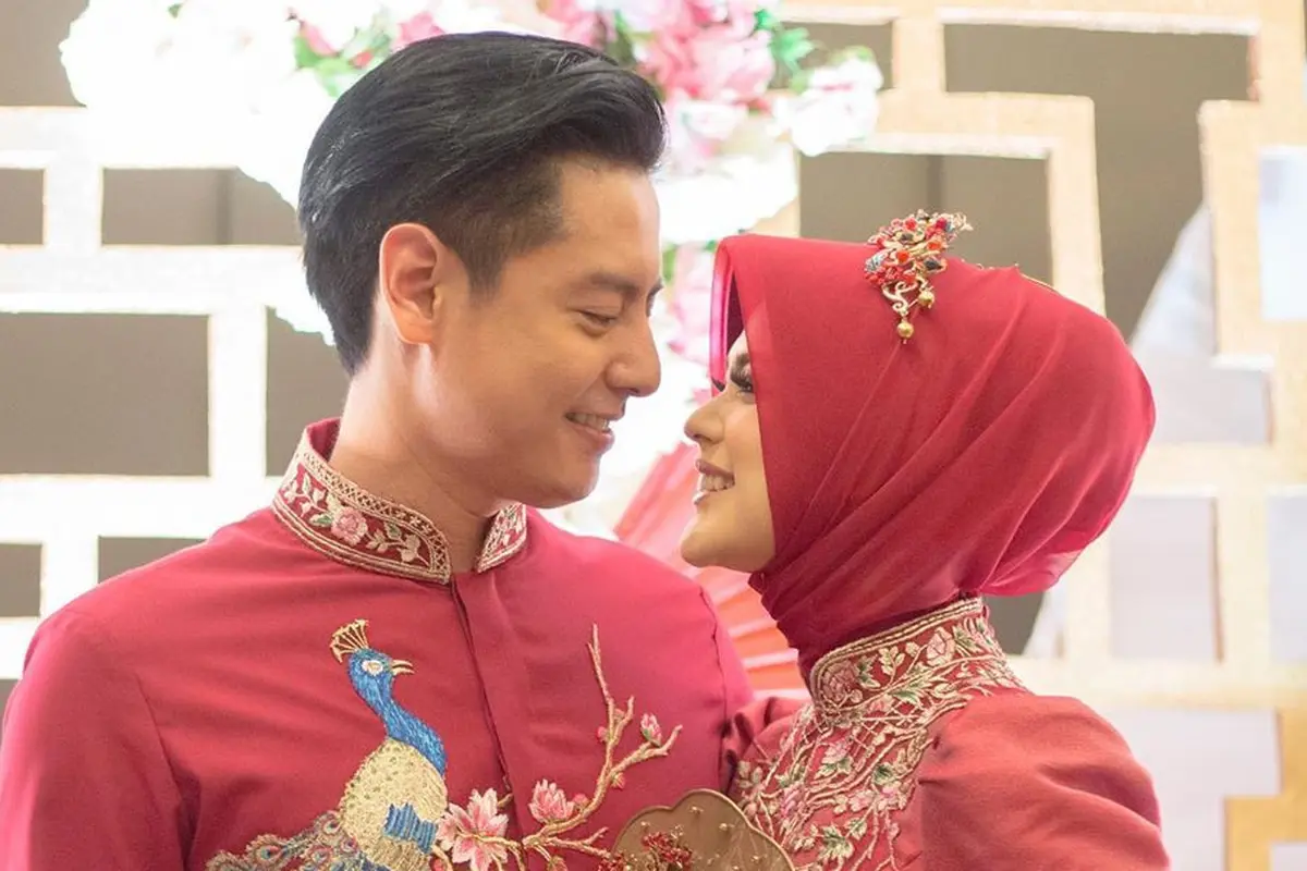 [Fimela] Teapai Cut Meyriska dan Roger Danuarta