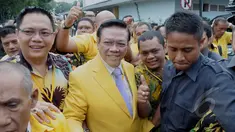 Ketua Umum Partai Golkar Agung Laksono (tengah) usai mengikuti sidang putusan Mahkamah Partai Golkar di DPP Partai Golkar, Jakarta, Selasa (3/3/2015). Mahkamah Partai memenangkan kubu Agung. (Liputan6.com/Andrian M Tunay)