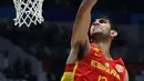 Pemain timnas basket Spanyol, Santiago Aldama saat mencetak angka pada penyisihan Grup G FIBA World Cup 2023 melawan Brasil di Indonesia Arena, Gelora Bung Karno, Jakarta, Senin (28/8/2023). (Liputan6.com/Helmi Fithriansyah)