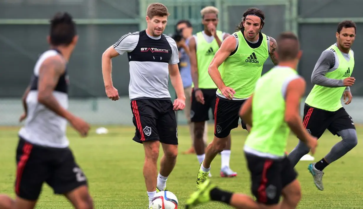 Mantan Kapten Liverpool dan Timnas Inggris, Steven Gerrard, mengikuti sesi latihan perdana LA Galaxy di Carson, California, AS. Rabu (8/7/2015) pagi WIB. (AFP PHOTO/Frederic J. Brown)