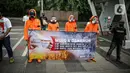 Sejumlah orang tergabung dari masyarakat sipil menggelar aksi di depan Gedung MUFG, Jakarta, Selasa Senin (5/4/2021). Dalam aksinya mereka menuntut Bank MUFG dan Danamon bertanggung jawab terhadapat kerusakan Hutan, Krisis Iklim dan Pelanggaran HAM di Indonesia. (Liputan6.com/Faizal Fanani)