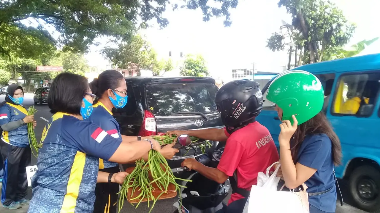 Aksi anggota Kowal yang didukung Pegawai Negeri Sipil (PNS) putri di lingkungan Lantamal VIII Manado itu mendapat apresiasi warga.