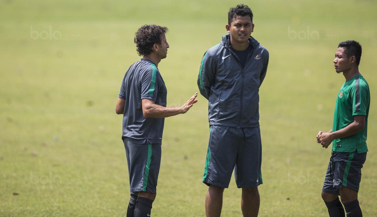 Pelatih Timnas Indonesia U-22, Luis Milla, berdiskusi dengan Evan Dimas usai latihan di Lapangan SPH Karawaci, Banten, Selasa (8/8/2017). Latihan dilakukan sebagai persiapan jelang SEA Games 2017 Malaysia. (Bola.com/Vitalis Yogi Trisna)