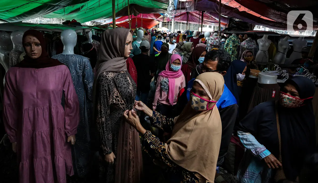 Suasana Pasar Tanah Abang, Jakarta Pusat, yang dipadati pengunjung pada Minggu (2/5/2021). Pusat Grosir Pasar Tanah Abang ramai didatangi pengunjung yang berbelanja menjelang Lebaran dengan berdesak-desakan tanpa jaga jarak. (Liputan6.com/Johan Tallo)