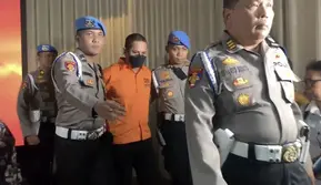 Kapolres Ngada AKBP Fajar Widyadharma Lukman Sumaatmaja resmi ditetapkan sebagai tersangka kasus narkoba dan pencabulan anak di bawah umur. (Liputan6.com/ Nanda Perdana Putra)