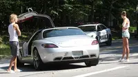Jutsin Bieber dan Hailye Baldwin berdiri di samping Mercedes-Benz SLS yang mogok dipersimpangan jalan kawasan Hamptons, Amerika Serikat.(Autoevolution)