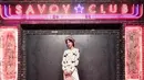 Memilih nuansa netral, Zhuang Dafei mengenakan sweater rajut ivory dari Gucci Ouverture dengan bordir belah ketupat dan detail pita. Dipadukan dengan jeans putih, sepatu kulit hitam dengan tas mini Gucci Diana yang feminin (Foto: Gucci)
