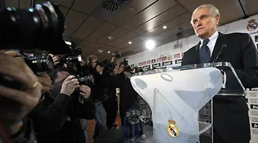 President of Real Madrid football club Ramon Calderon attends a press conference as he announces his stepping down, at the Santiago Bernabeu stadium in Madrid, on January 16, 2009. AFP PHOTO/PIERRE-PHILIPPE MARCOU