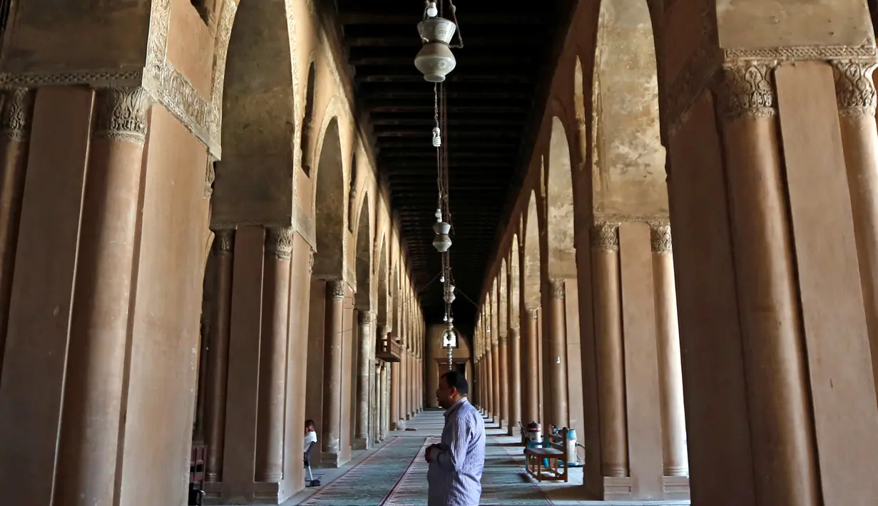 Seorang pria melaksanakan ibadah selama bulan suci Ramadan di Masjid Ibnu Tulun, Kairo, 2 Juni 2017. Masjid yang dibangun pada 876-879 di masa pemerintahan Ahmad Ibn Tulun ini merupakan masjid tertua kedua di Mesir. (REUTERS/Amr Abdallah Dalsh)