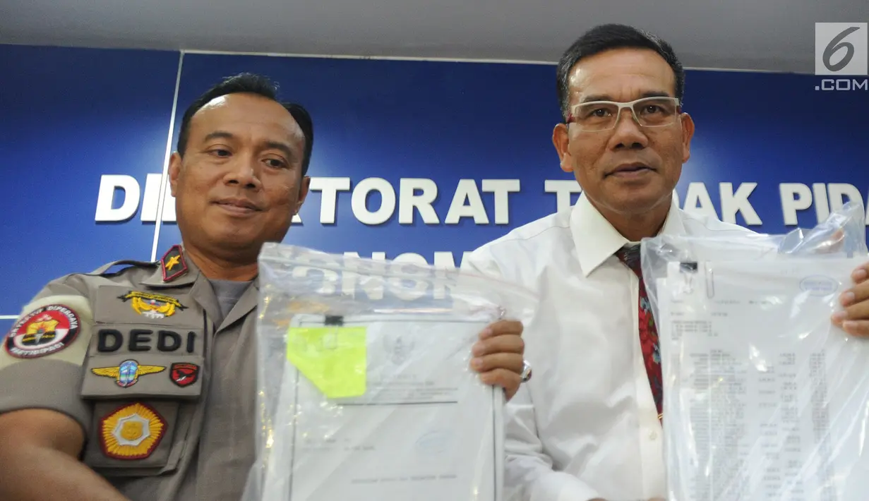Wakil Dittipideksus Bareskrim Mabes Polri, Kombes Pol Daniel Tahi Monang dan Karo Penmas Divisi Humas Polri, Brigjen Pol Dedi Prasetyo memperlihatkan barang bukti saat rilis kasus pembobolan dana nasabah di Jakarta, Senin (24/9). (Merdeka.com/Arie Basuki)