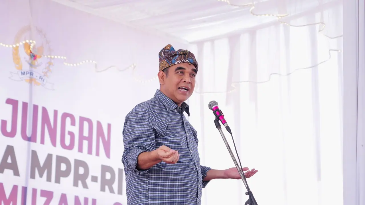Ketua MPR RI Ahmad Muzani menemui para peternak sapi perah di Desa Pesanggrahan, Kota Batu, Jawa Timur, Kamis (21/11/2024).