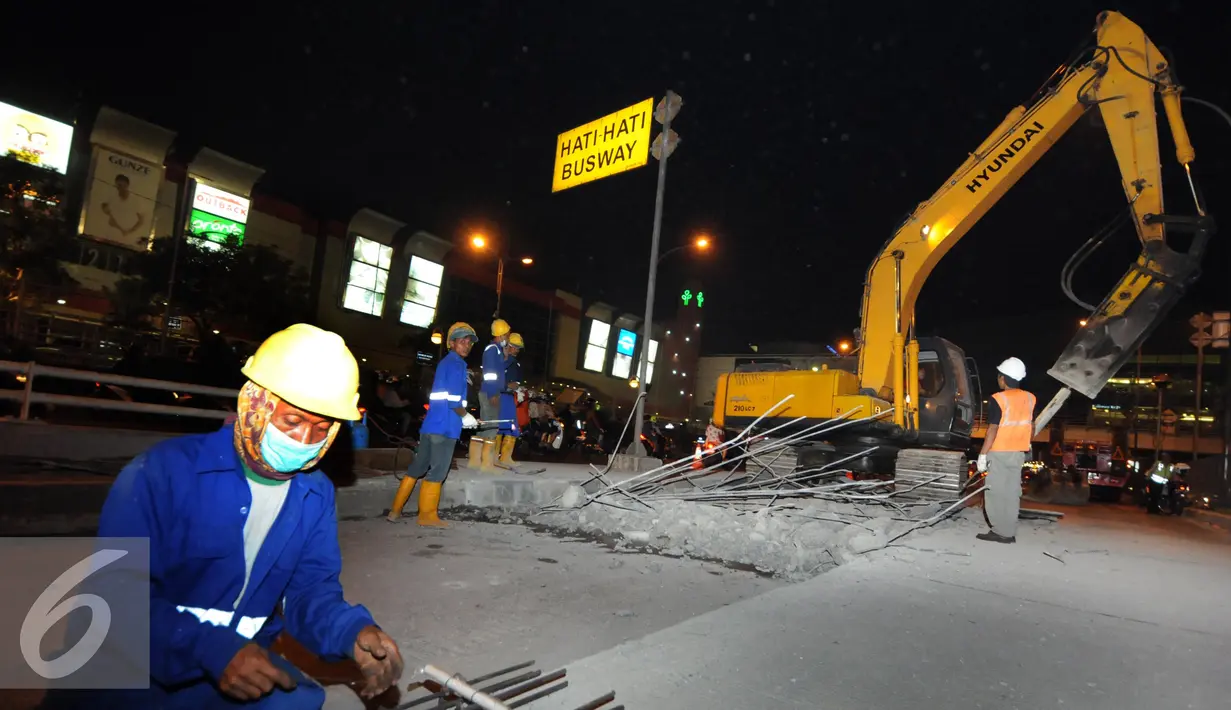 Sebuah alat berat dikerahkan untuk memperbaiki jalanan 'Underpass' di kawasan Pondok Indah, Jakarta, Selasa (28/11). Perbaikan dan perawatan jalan tersebut guna mengantisipasi musim hujan. (Liputan6.com/Helmi Afandi)