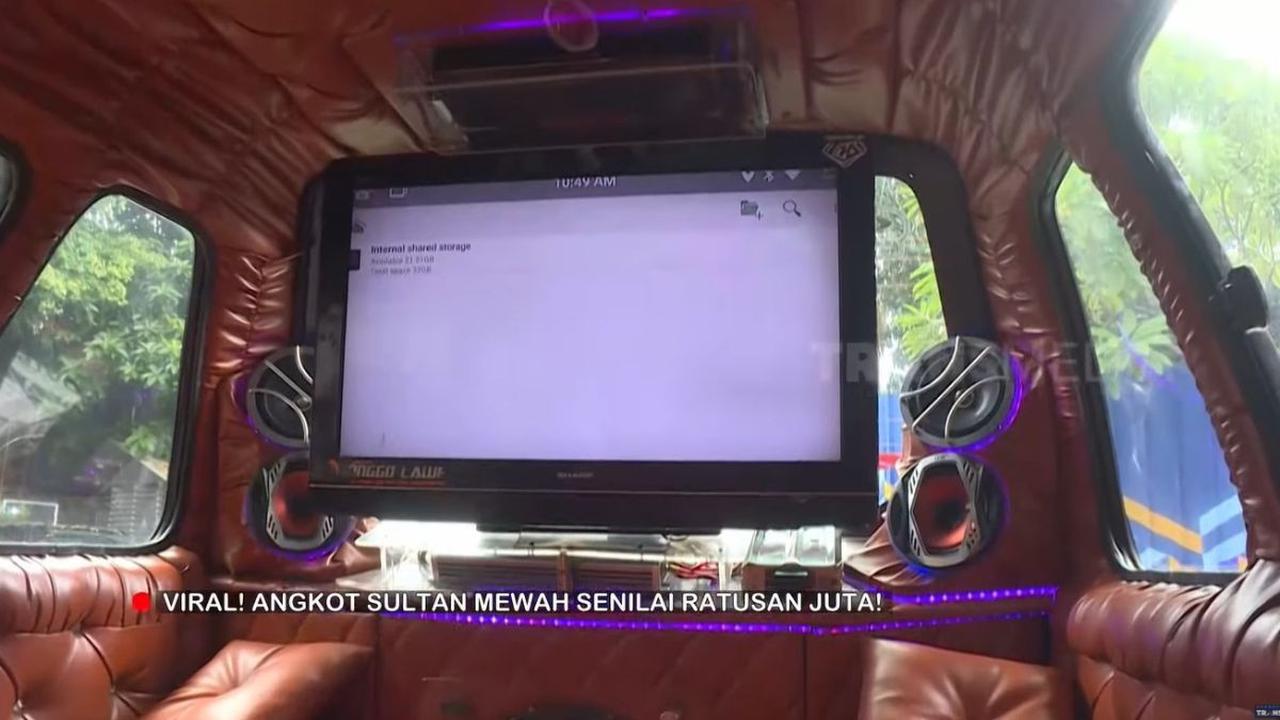 Raffi Ahmad dan Irfan Hakim kemudian melihat ke bagian dalam mobil. Tampak ada sebuah TV berukuran besar dan lampu disco di atasnya.<br>