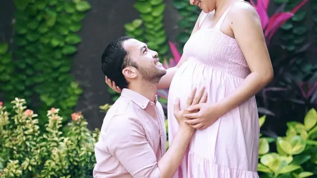 Potret Kehamilan Romantis Indah dan Suami (Instagram/@indahindriana)