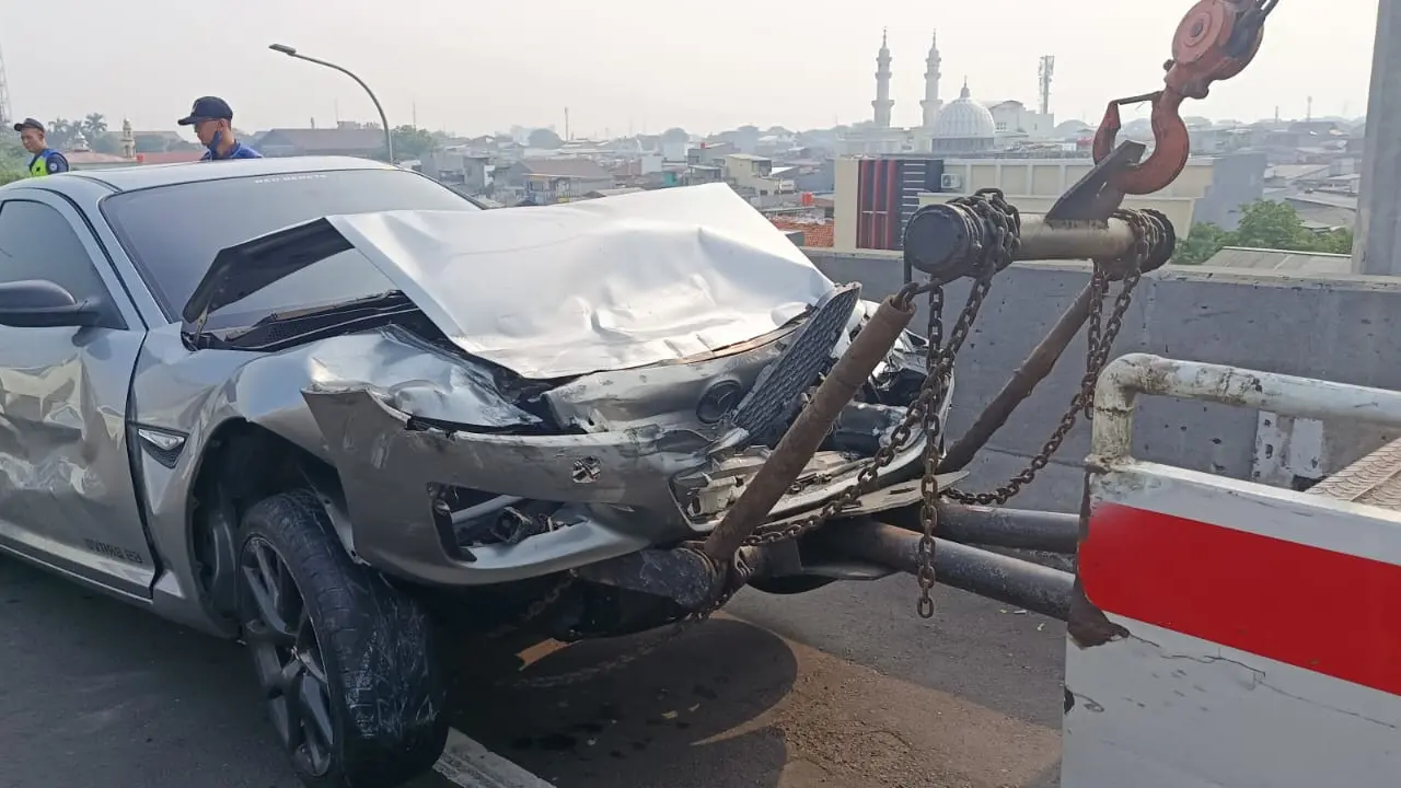 _Kronologi Kecelakaan Dua Mobil di Tol Wiyoto Wiyono Jaktim