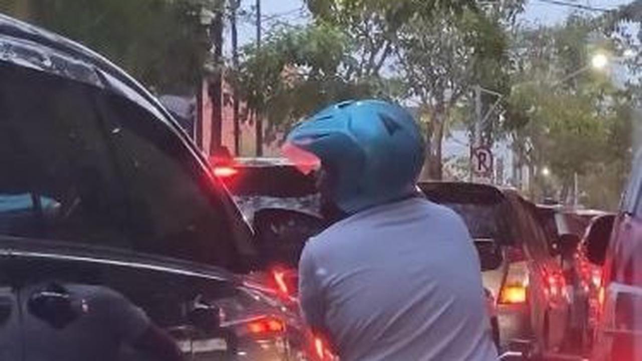 Diduga Minta Uang, Aksi Pengemudi Motor Ketok Kaca Mobil di Jalanan Ini Bikin Resah Warga