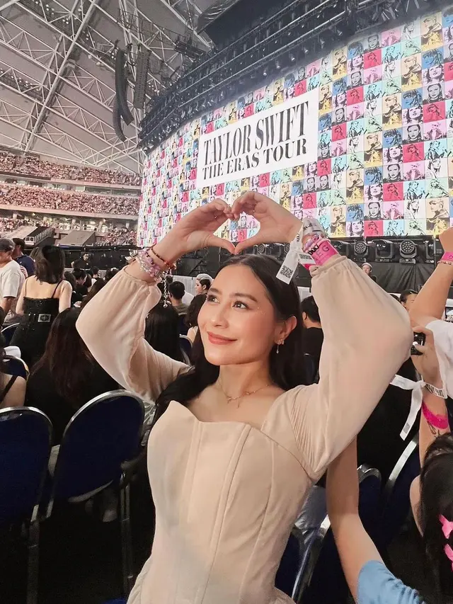 Potret Prilly Latuconsina di konser Taylor Swift (Sumber: Instagram/@kuyentertainment)