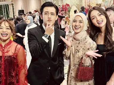 Dalam momen bahagia, Salshabilla mengundang teman-temannya untuk menghadiri acara resepsi pernikahannya. Salah satunya dibagikan oleh Randy Martin. Sebagai tamu undangan, Randy tampil tampan dengan setelan jas. Ia juga bertemu kawan yang sama-sama dikenal sejak kecil. Ada Amel Carla, Cut Syifa, hingga Megan Domani. (Liputan6.com/IG/@randymartinnn)