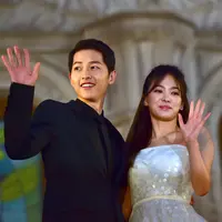 Meski sudah tidak berada di satu film yang sama, namun Park Bo Gum tetap mendapat dukungan dari 2 rekan kerjanya di serial drama ‘Descendants of The Sun’. (AFP/Bintang.com)