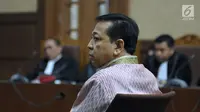 Terdakwa dugaan korupsi proyek e-KTP, Setya Novanto menyimak pembacaan tuntutan pada sidang lanjutan di Pengadilan Tipikor, Jakarta, Kamis (29/3). Sidang mendengar pembacaan tuntutan oleh Jaksa Penuntut Umum. (Liputan6.com/Helmi Fithriansyah)