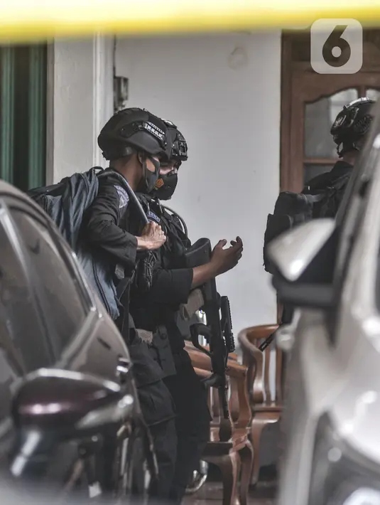 Tim Gegana dikerahkan saat penggerebekan rumah toko milik terduga teroris di kawasan Condet, Jakarta Timur, Senin (29/3/2021). Hingga saat ini petugas gabungan masih berjaga di lokasi untuk penyelidikan. (merdeka.com/Iqbal S Nugroho)