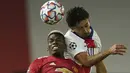 Gelandang Manchester United atau MU, Paul Pogba dan bek Paris Saint Germain (PSG), Marquinhos melompat saat berebut bola pada matchday kelima Grup H Liga Champions di Stadion Old Trafford, Kamis (3/12/2020) dinihari WIB. MU keok 1-3 dari PSG. (AP Photo/Dave Thompson)