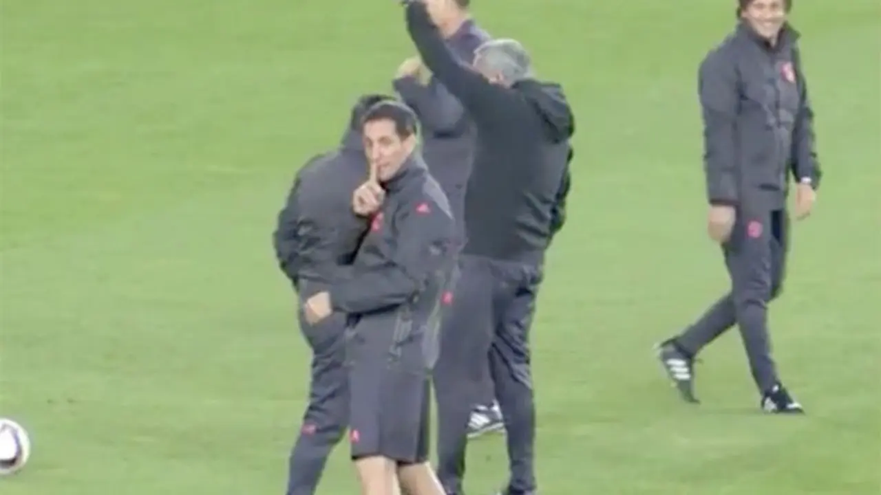 Jose Mourinho unjuk aksi dalam menyelesaikan tantangan klasik