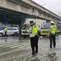 Polisi rekayasa lalu lintas imbas banjir di kolong Ring Road Puri Kembangan, Jakarta Barat yang memicu kemacetan parah lalu lintas di kawasan tersebut, Selasa (4/5/2026). (Antara)