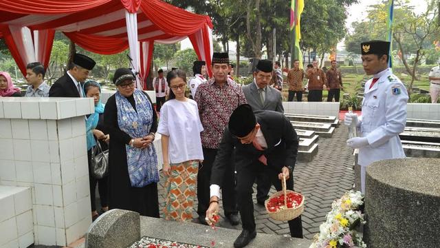 Jelang Hut Dki Sandiaga Ziarah Ke Makam Husni Thamrin Dan