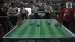 Peserta mengikuti perlombaan kategori soccer dalam Turnamen Robotik Indonesia 2024 di Padepokan Pencak Silat, Taman Mini Indonesia Indah (TMII) Jakarta Jumat (17/5/2024). (merdeka.com/Imam Buhori)