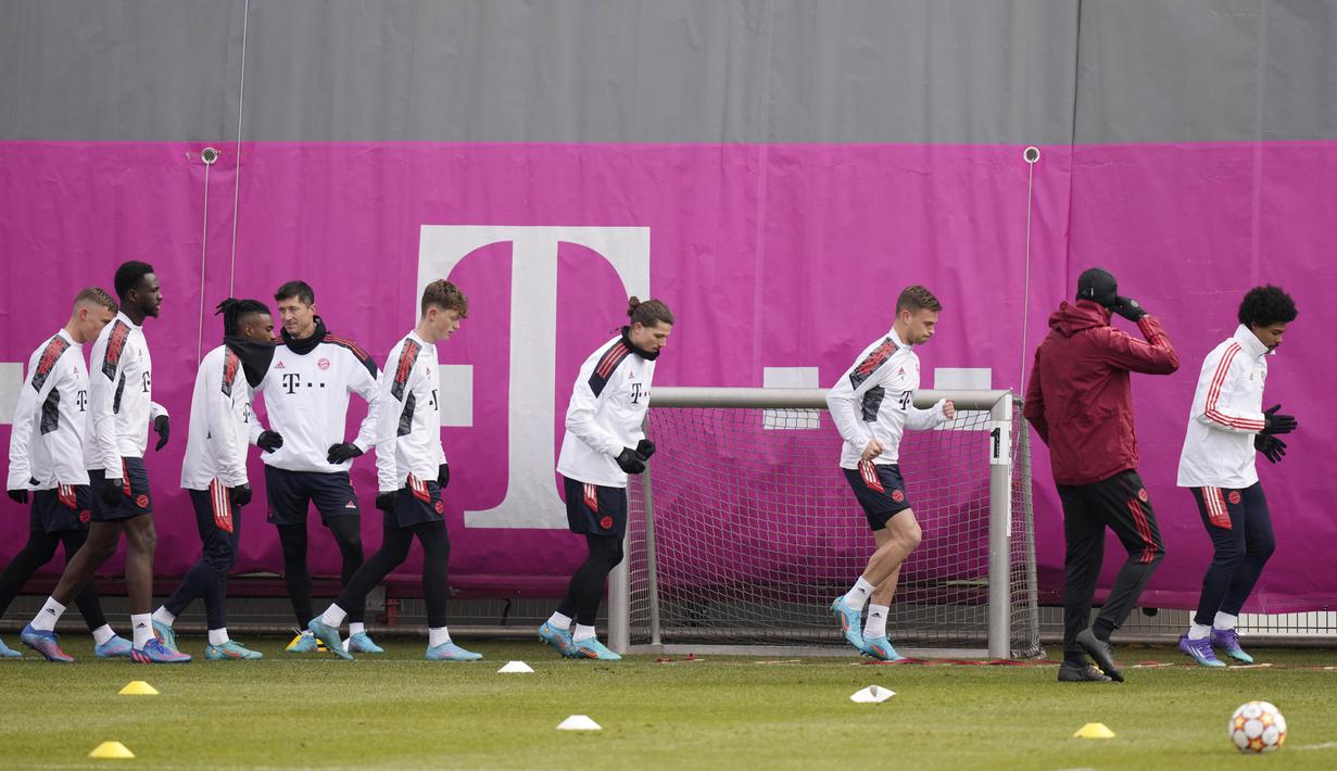 Pada leg pertama, Bayern nyaris kalah di Austria. Tertinggal oleh gol Junior Chukwubuike Adamu menit 21. Untung Kingsley Coman mencetak gol pada menit 90 yang menghindarkan Die Roten dari kekalahan. (AP/Matthias Schrader)