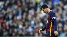 Bintang Barcelona, Lionel Messi, tampak murung gagal mencetak gol ke gawang Espanyol pada laga La Liga Spanyol di Stadion Cornella de Llobregat, Spanyol, Minggu (3/1/2016). Kedua tim bermain imbang 0-0. (Reuters/Stringer)