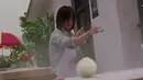 Cewek pembuat bakpao di Shaolin Soccer bernama Ah Mui. Mui menjadi sosok penting yang menjadi kunci kemenangan tim Shaolin Soccer. Ia berhasil membawa kemenangan usai memberikan assist untuk si pemeran utama mencetak gol dengan teknik pusaran bola layaknya membuat bakpao. (Istimewa)