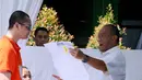 Aburizal Bakrie memeriksa kertas suara sebelum menggunakan hak pilihnya di TPS 32 Menteng, Jakarta Pusat, Rabu (9/4) (Liputan6.com/Andrian M Tunay)